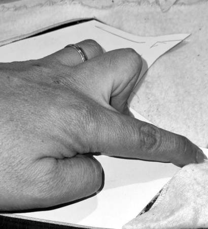 Mano diseñando un botin